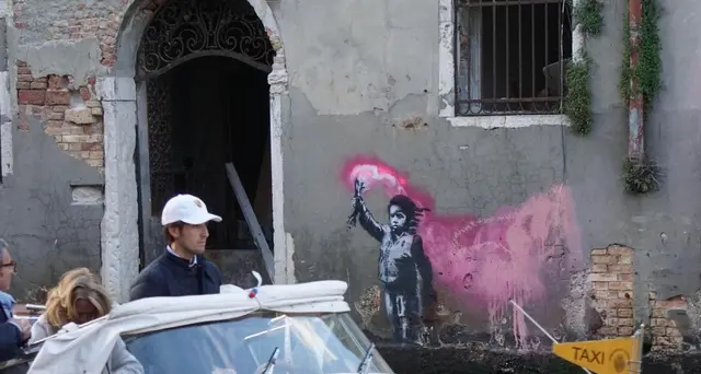 Bansky 'espone' a S.Marco, allontanato