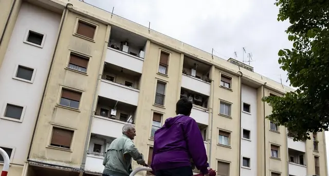 Chiesa piena a funerale padre violento