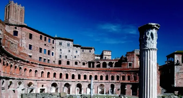 Scavi ai Fori, emerge testa divinità