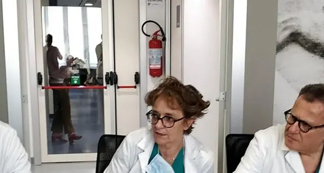 Investita partorisce, neonata apre occhi