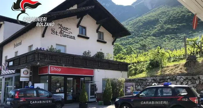 Egna, tentano di \"svaligiare\" il distributore automatico, arrestati. Carabiniere preso a sprangate