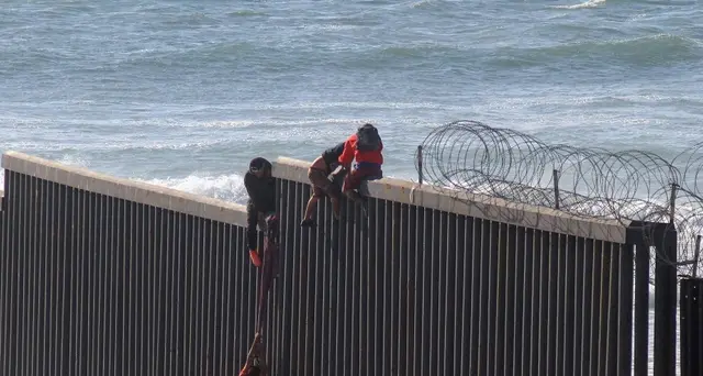Usa, blocco parziale piano muro Messico