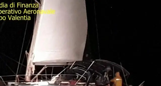 Migranti soccorsi, erano 54 su una barca a vela