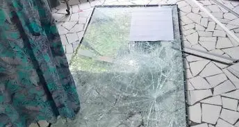 I ladri sfondano la vetrina con un blocco di cemento