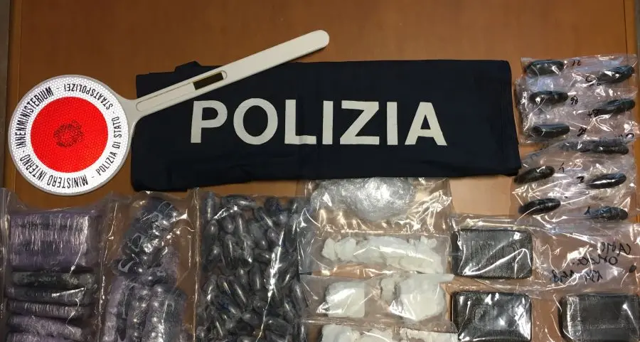 Oltre 3 chili di hashish in un'abitazione di Oltrisarco, scattano le manette