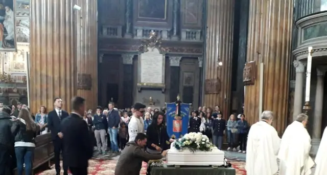 Novara, baci e carezze alla bara di Leo
