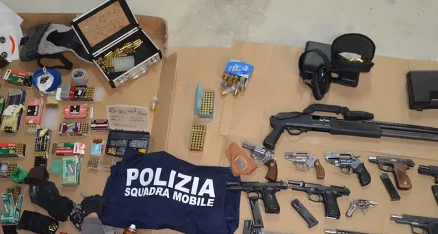 Ps sequestra arsenale nel Ragusano