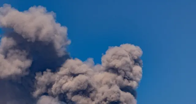 Eyna torna in eruzione, doppia colata