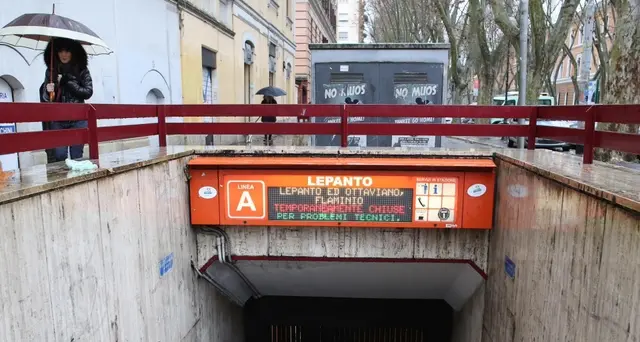 Donna muore sotto convoglio metro a Roma