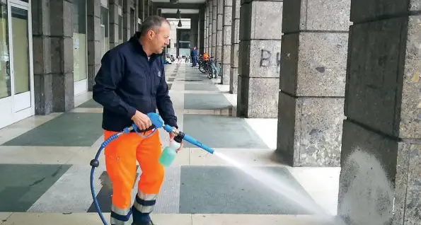 Seab al lavoro per disinfettare il porticato di piazza Vittoria