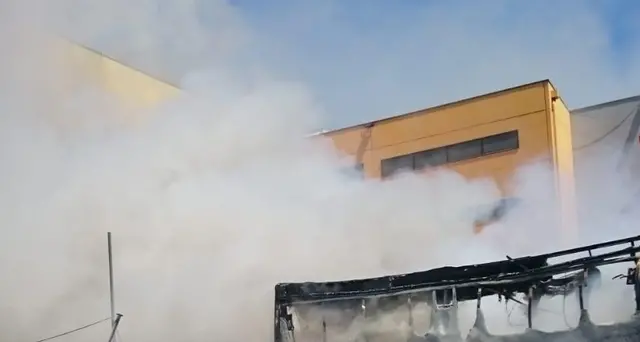 Esplode furgone vendita panini, 4 feriti