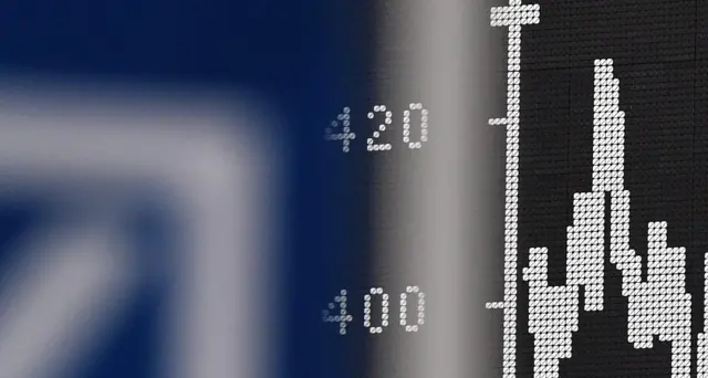 Borsa Shanghai positiva, apre a +0,11%
