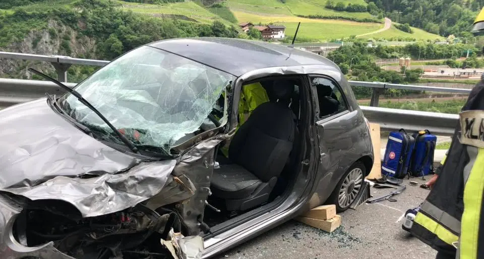 Chiusa, frontale tra auto e camion: ferite gravi per una 22enne