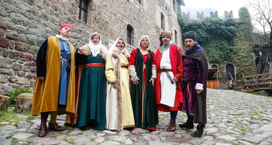 Ritorno all’epoca medievale con cavalieri e sbandieratori