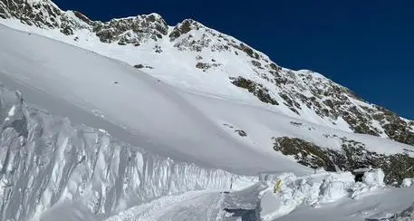Passo Rombo riapre in ritardo. Rimossi muri di neve di oltre dodici metri