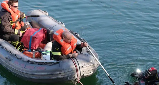 Tuffo in lago per fine scuola, muore