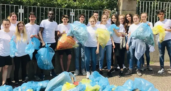Gli studenti del Battisti a caccia di rifiuti