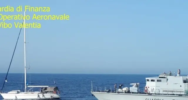 Veliero con 60 migranti in Calabria