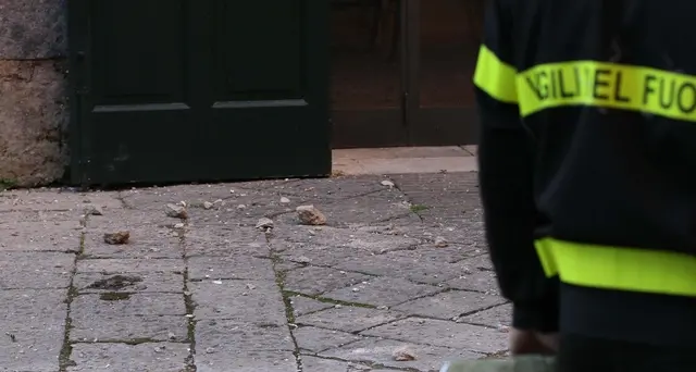Crolla cornicione, morto commerciante