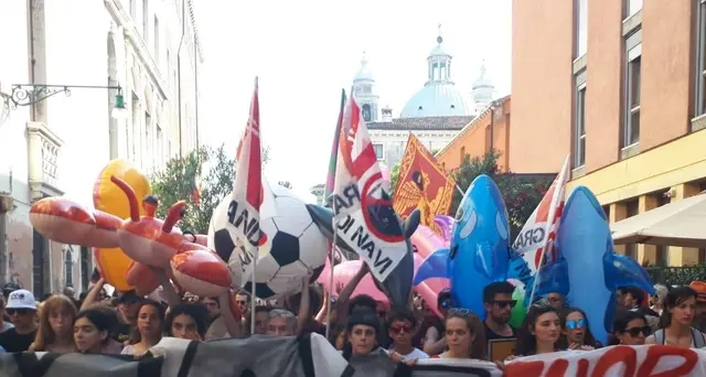 In tremila a corteo contro Grandi Navi