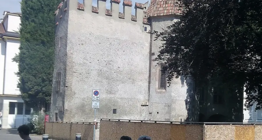 Al castello Principesco la piazzetta parte dalle mura