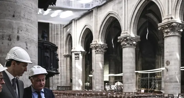Notre-Dame, prima messa con il casco