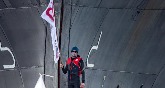 Ecologisti bloccano nave crociera a Kiel