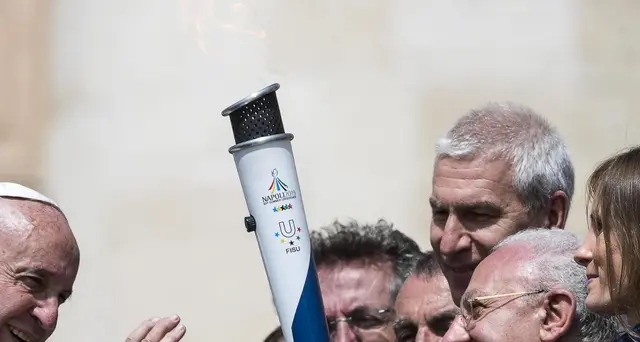 Universiadi: il Papa benedice la torcia