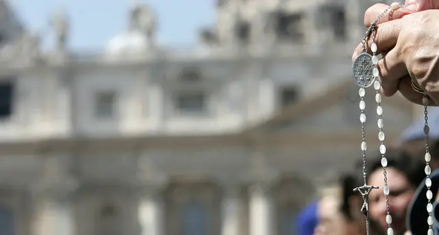 Curia annulla rosari ripartori gay pride