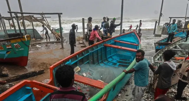 India attende il ciclone Vayu