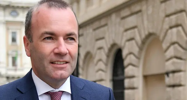 Visegrad boccia Weber alla Commissione