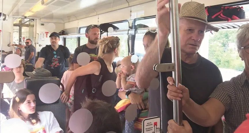 In treno schiacciati come sardine