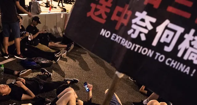 Hong Kong, polizia vuole liberare strade
