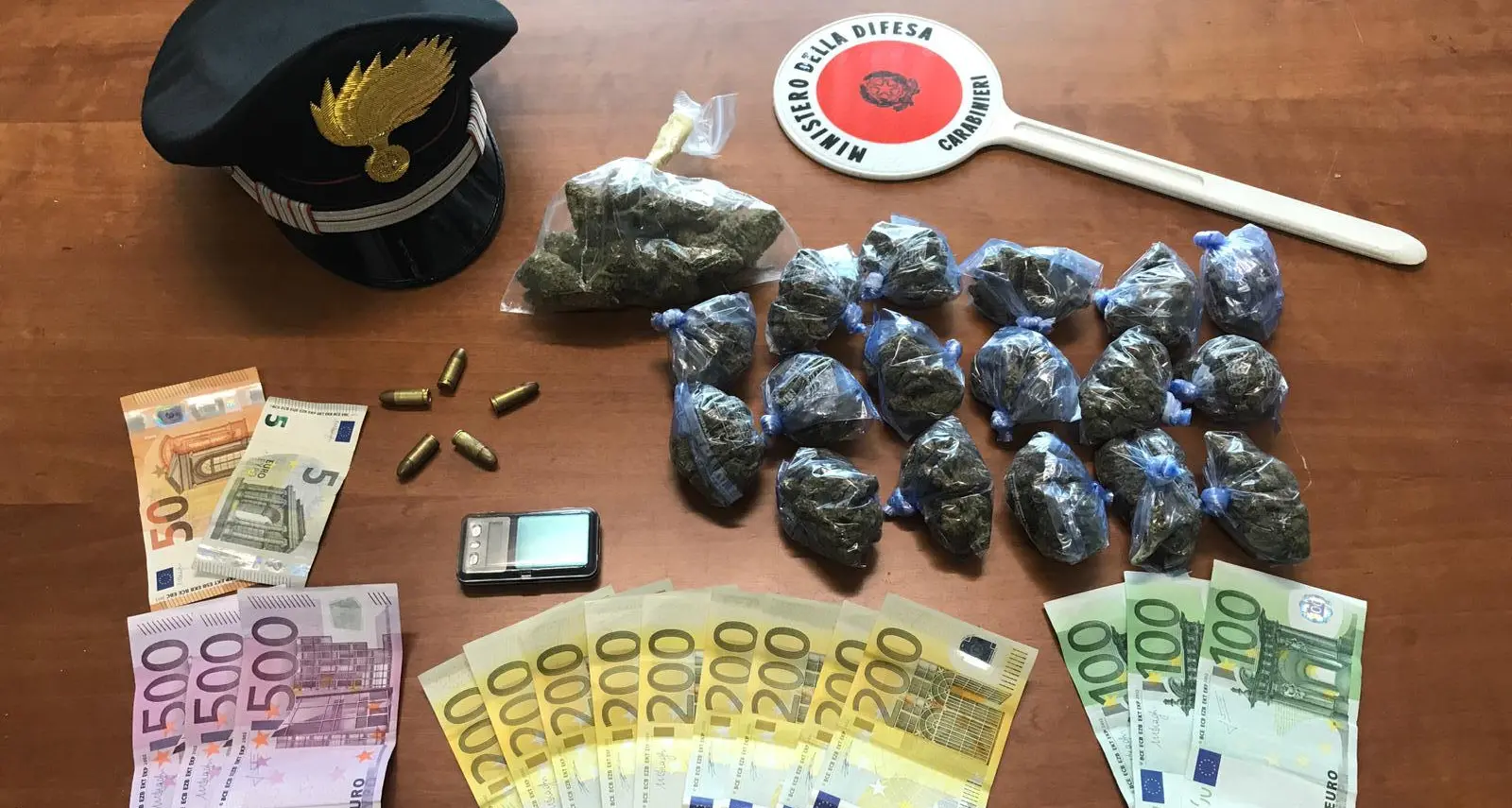 In casa, oltre la droga, anche delle munizioni da guerra: arrestato