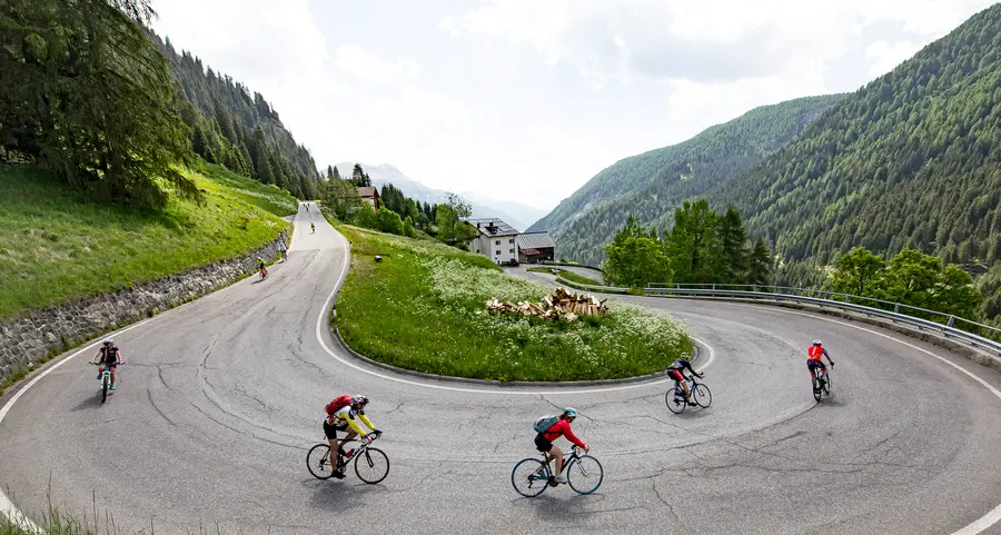 Passi chiusi alle automobili in 8.500 salgono in bici