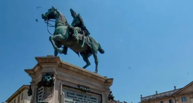 Cade da monumento per selfie, è grave