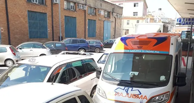 Malato tumore in ambulanza,non imbarcato