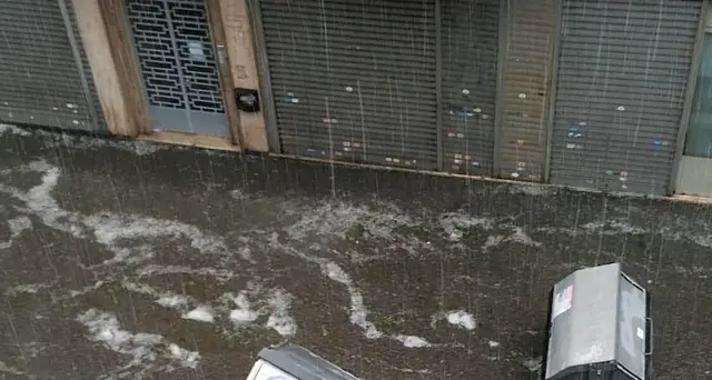 Nubifragio su Torino, grandine e vento