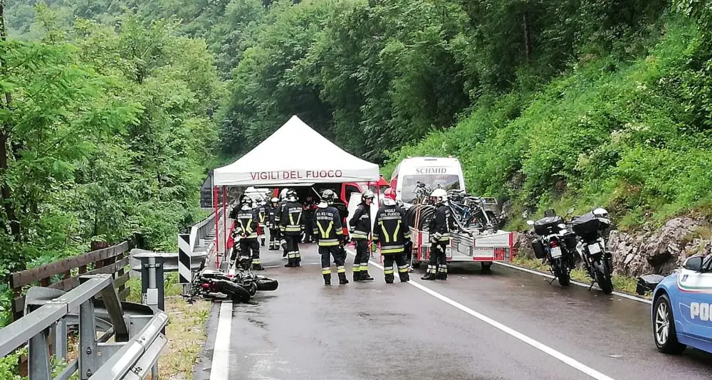 La moto si schianta contro il furgone: un morto a Loppio