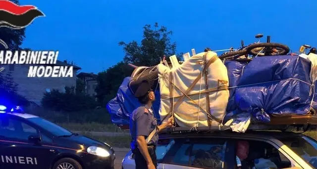 Camera da letto sull'auto, Cc lo fermano