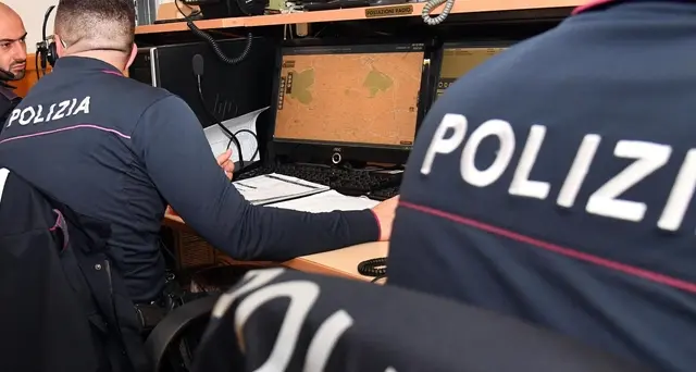 Brucia auto e aggredisce ex fidanzato
