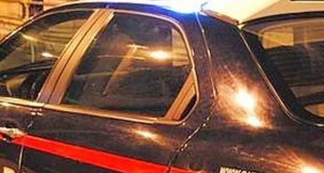 Sale sul tetto treno e muore folgorato
