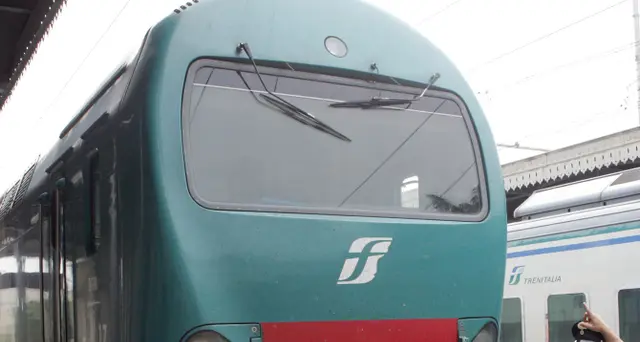 Si arrampica su tetto treno,20enne muore