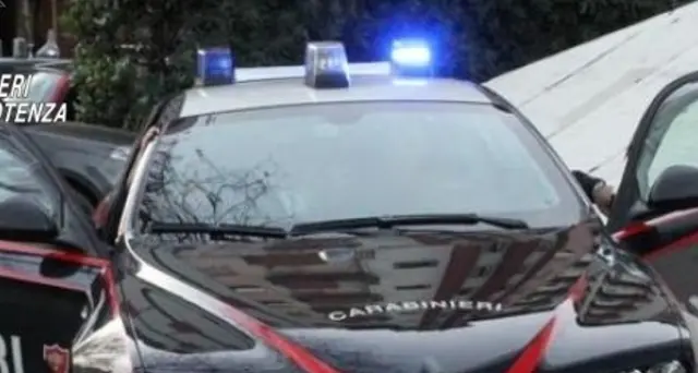 Molesta 14enne, circondato da folla