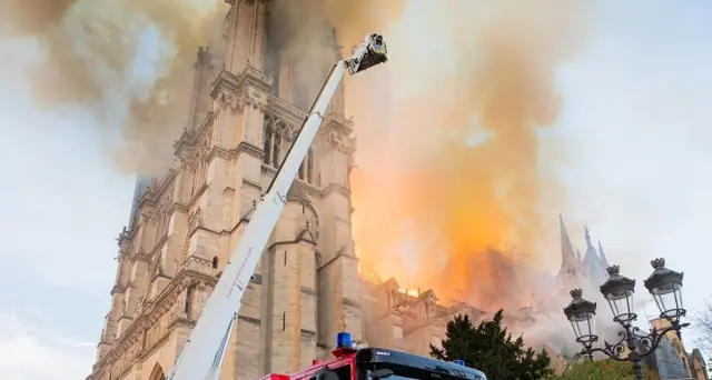 Notre-Dame, sigaretta o guasto elettrico