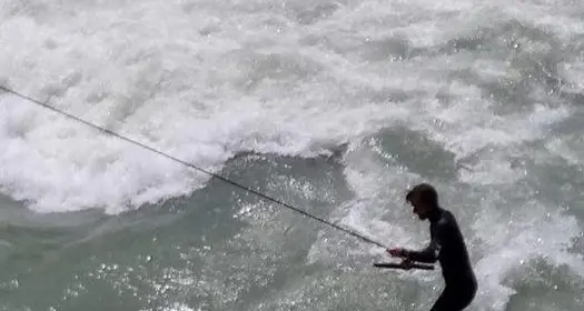 Bolzano, con la tavola da surf sull'Isarco