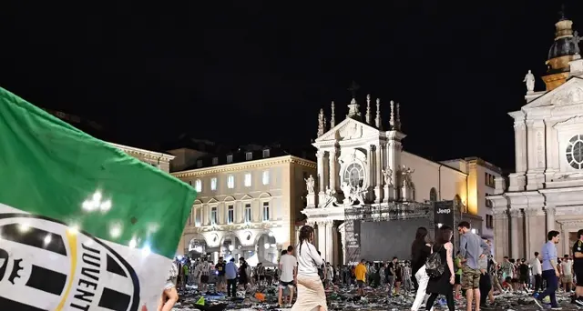 P.za San Carlo,risarcite 32 parti civili