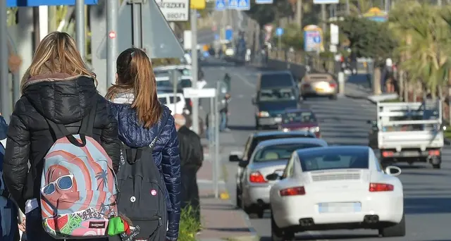 Violenza sessuale su figlia, arrestati