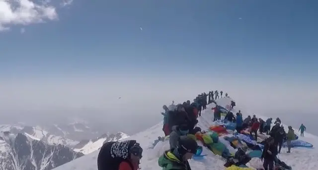 M.Bianco, 150 parapendii insieme su cima