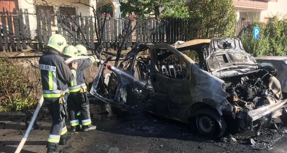 Esplosione al distributore: due auto distrutte
